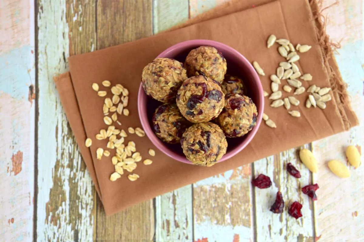 How To Make Vegan-Friendly Flax, Cacao, And Almond Balls