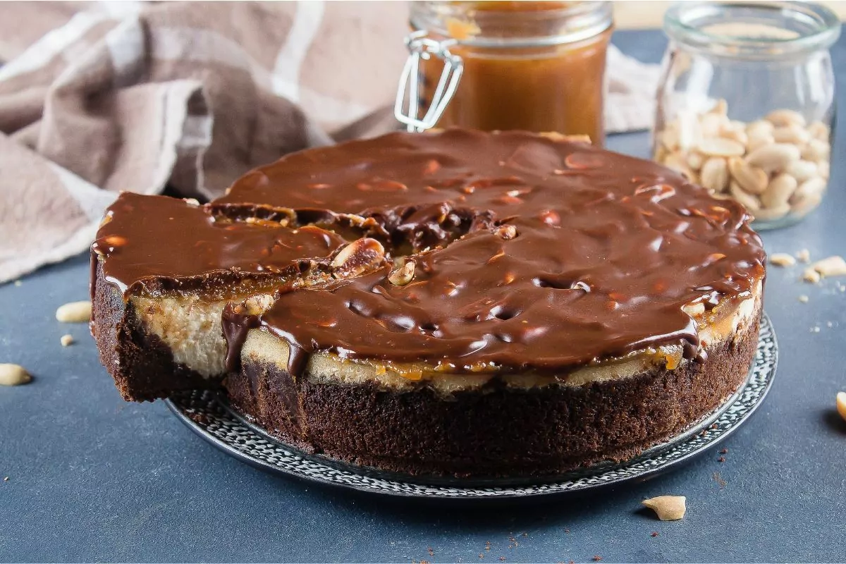 How To Make A Homemade Vegan Snickers Cheesecake! (1)