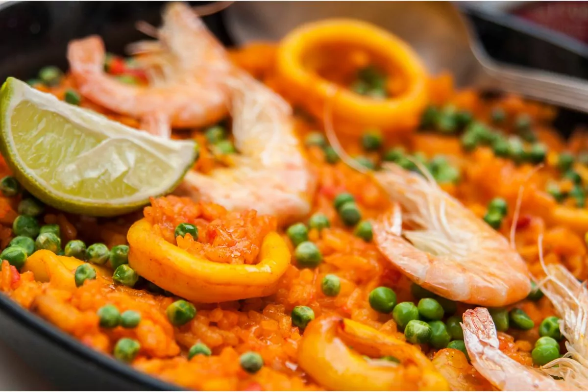 How To Make A Pepper And Pea Paella For Vegans