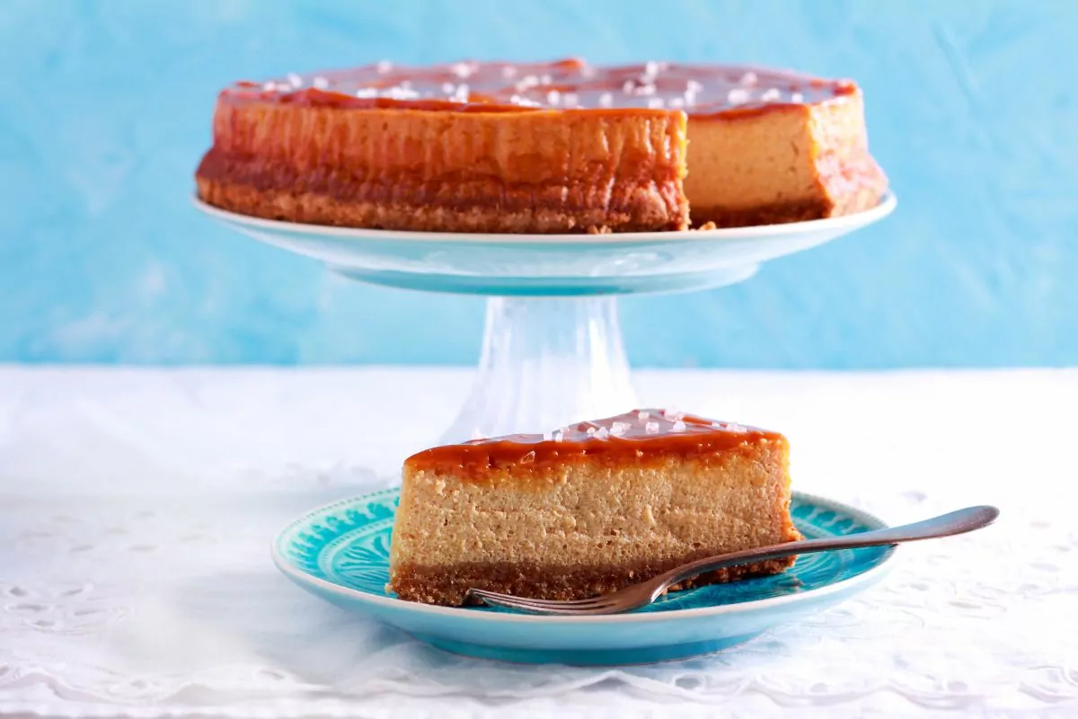 How-To-Make-A-Vegan-Salted-Caramel-Cheesecake-2