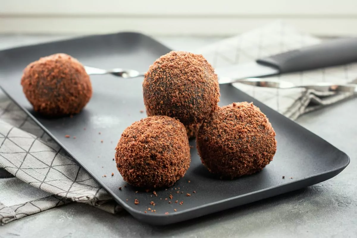 How To Make Vegan-Friendly Flax, Cacao, And Almond Balls (1)